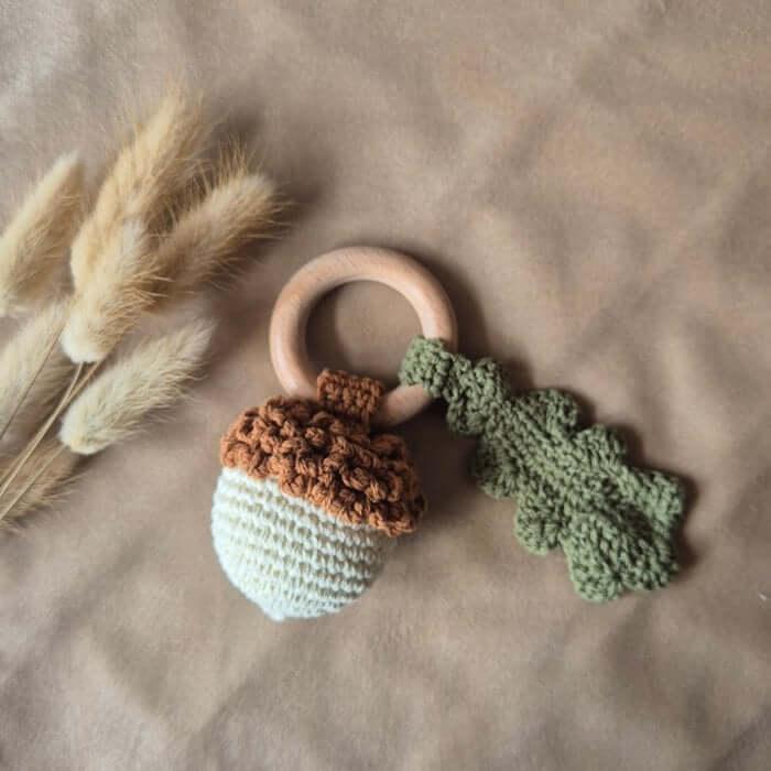 Gehaakte Rammelaar Eikel – Handgemaakt Herfst Knuffelspeelgoed