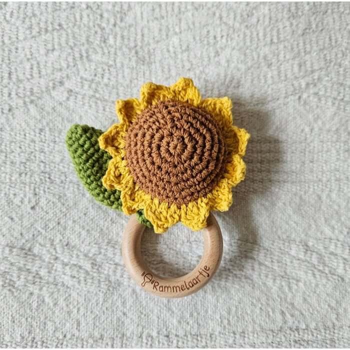 Gehaakte Rammelaar Zonnebloem – Handgemaakt