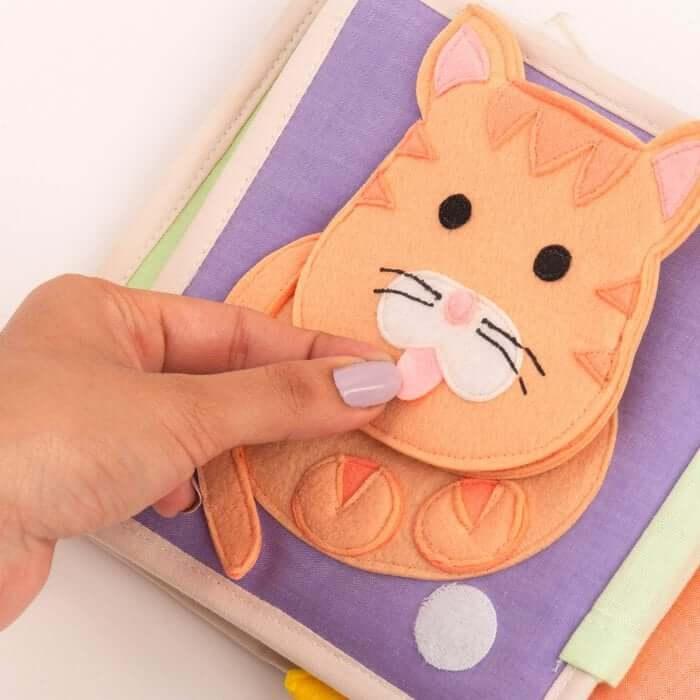 Mini Quiet Book Tierenvriendjes – Handgemaakt Stoffen Activiteitenboek (12m+)