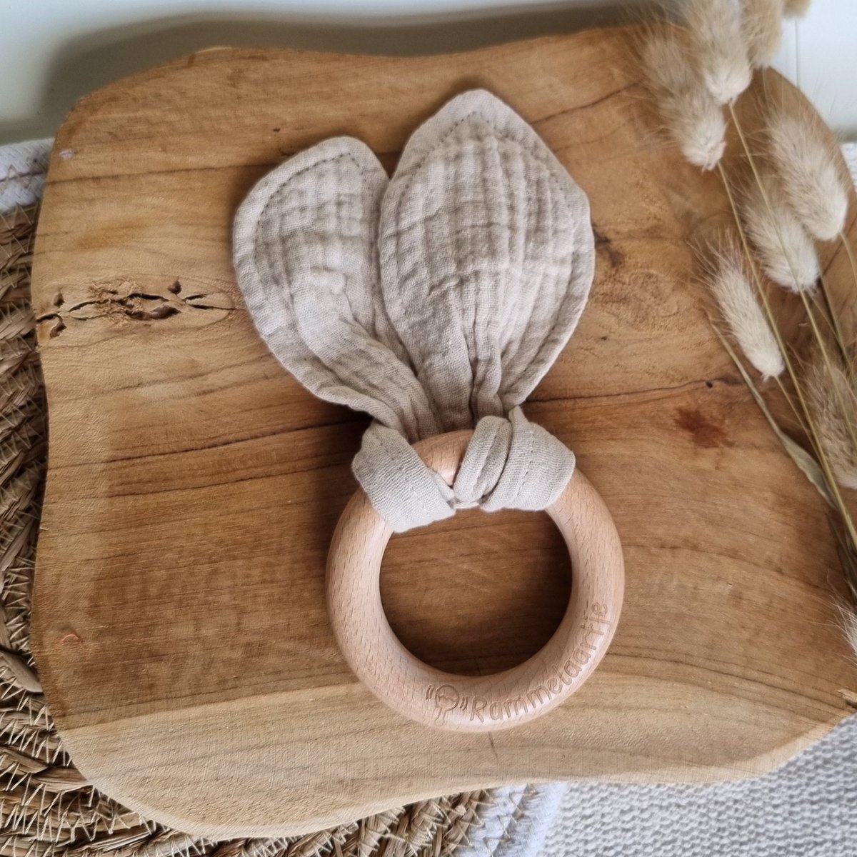 Houten bijtring met zachte konijnenoren
