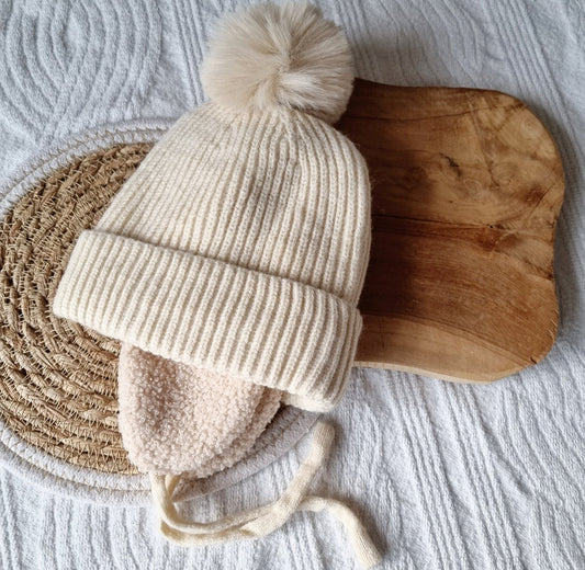Baby Muts Met Oorwarmers en Pompon - Beige