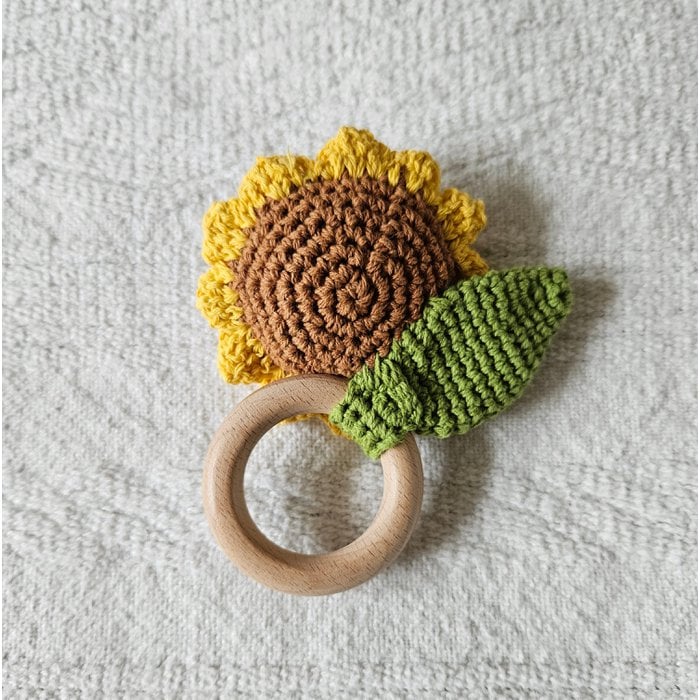Gehaakte Rammelaar Zonnebloem bij Kiddo Toys nl