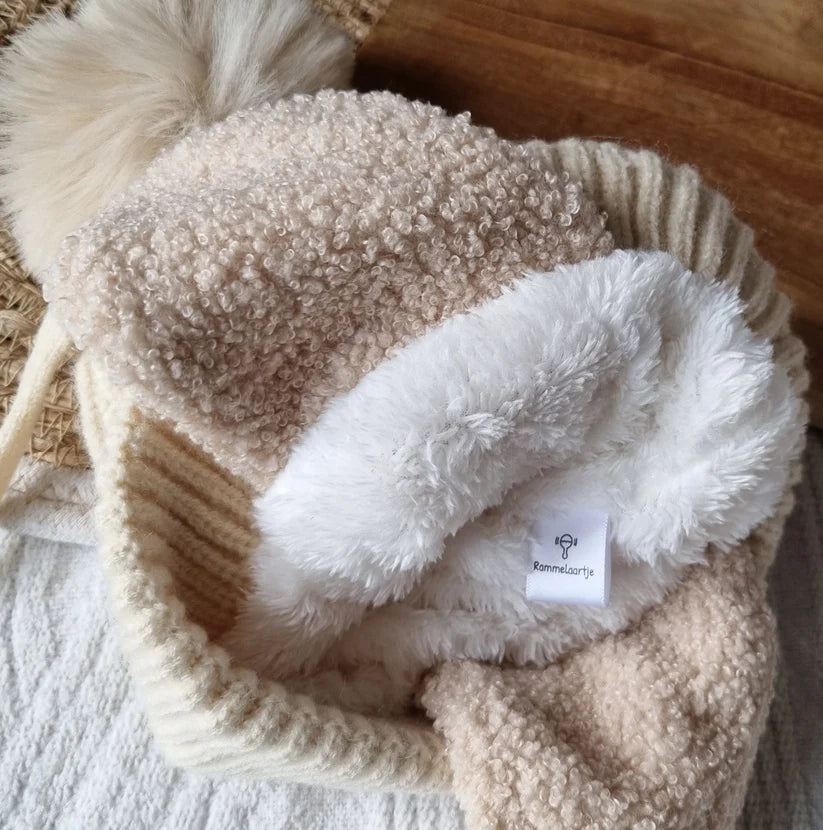 Baby Winter Muts Met Oorwarmers en Pompon - Beige
